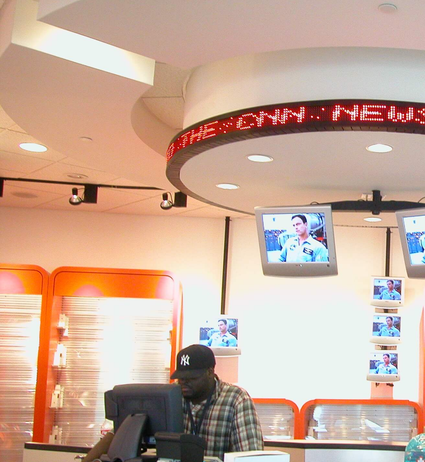Ticker_CNN Newstand